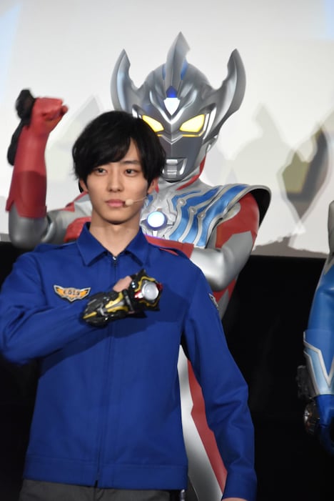 井上祐貴（手前）とウルトラマンタイガ （奥）。