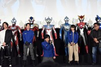 井上祐貴（中央）が変身を披露する様子。