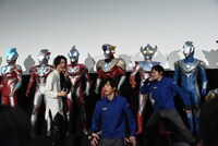 七瀬公演じる霧崎（左）をE.G.I.S.のメンバーが警戒する様子。