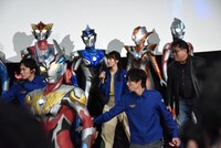 E.G.I.S.のメンバーが市野龍一（右）を悪から守ろうとする様子。