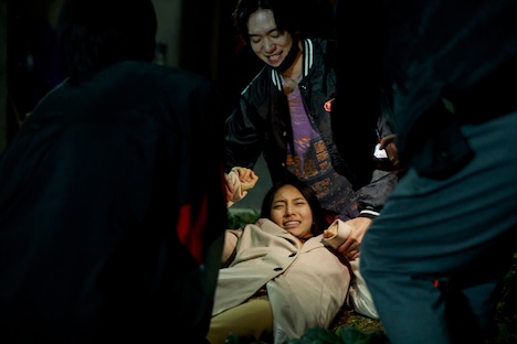 ドラマ「鈍色の箱の中で」第4話の場面写真。