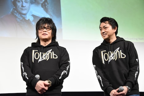 おそろいのパーカーを着て登壇した森川智之（左）と三上哲（右）。