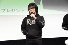 パーカーの着心地のよさを伝える森川智之。