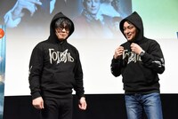 フードを被って“黒騎士”になりきる2人。