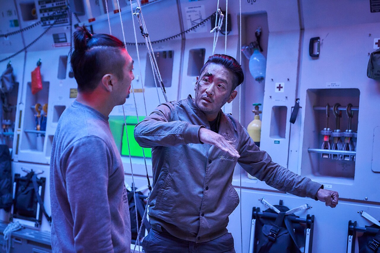 構想5年「PMC：ザ・バンカー」監督とキャストが舞台裏語るメイキング映像