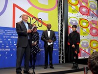 柏木規与子（右） (c)梶村太一郎