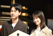 左から成田凌、波瑠。