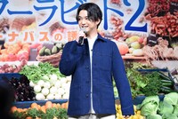 ピーターと同じ青色のジャケットをアピールする千葉雄大。