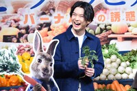 ニンジンを持つ千葉雄大。