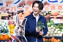 ニンジンを持つ千葉雄大。