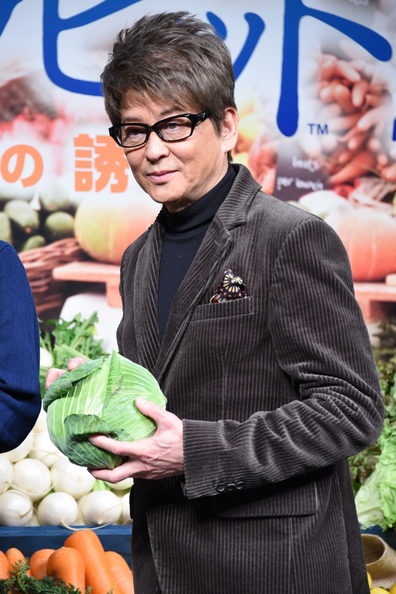 キャベツを持つ哀川翔。