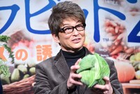 ムービーカメラにキャベツは持ったままでいいか確認する哀川翔。