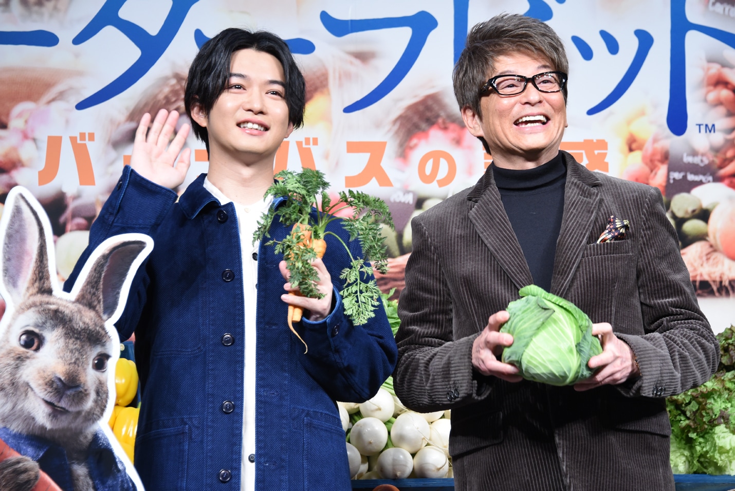 左からニンジンを持つ千葉雄大とキャベツを持つ哀川翔。