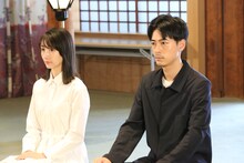 祈祷を受ける波瑠（左）と成田凌（右）。