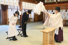 祈祷を受ける波瑠（左）と成田凌（中央）。