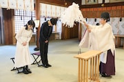 祈祷を受ける波瑠(左)と成田凌(中央)。