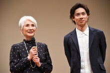 左から島かおり、戸塚純貴。