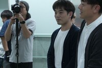 知念実希人（中央）