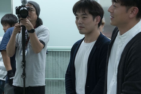 知念実希人(中央)