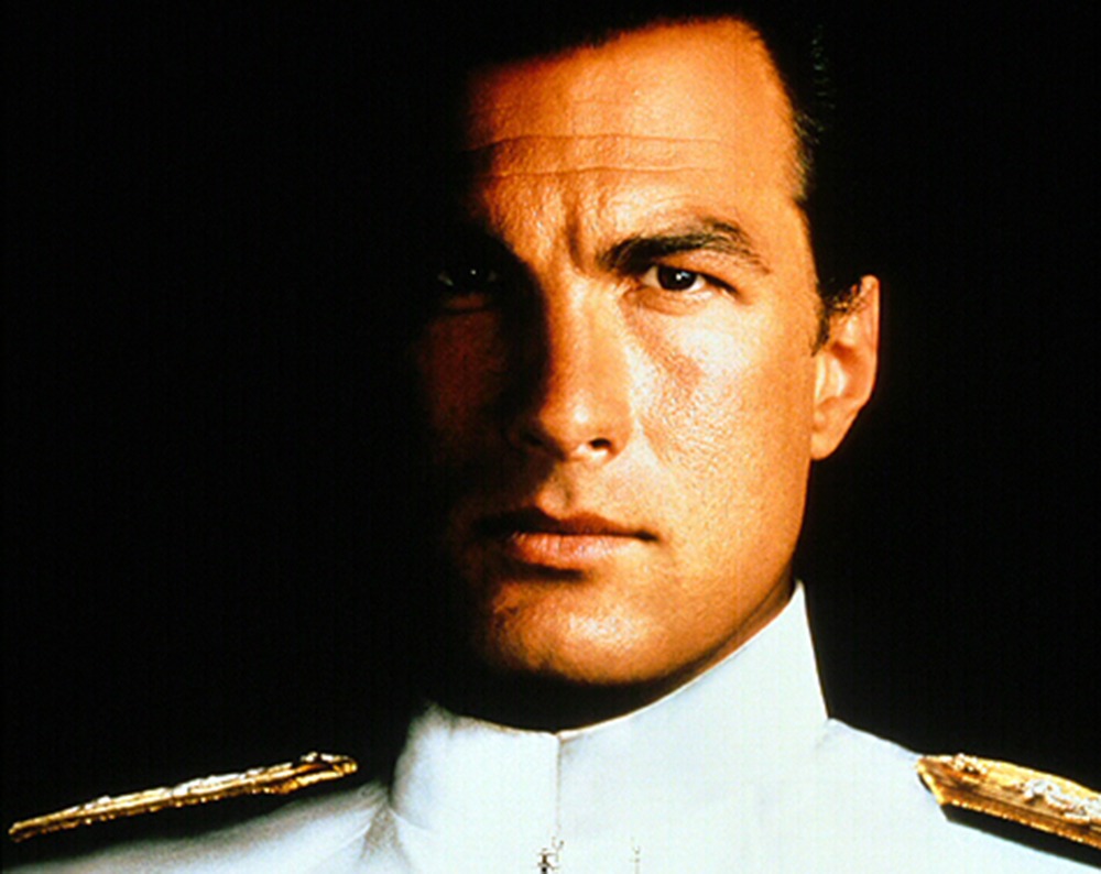 「沈黙の戦艦」 (c) 1992 Warner Brothers, a division of Time Warner Entertainment Company, LP. All rights reserved.