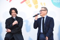 左から山田孝之、國村隼。