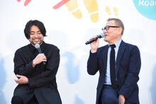左から山田孝之、國村隼。