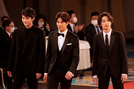 左から鈴鹿央士、森崎ウィン、横浜流星。