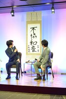 左から中村倫也、田中圭。