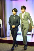 左から中村倫也、田中圭。