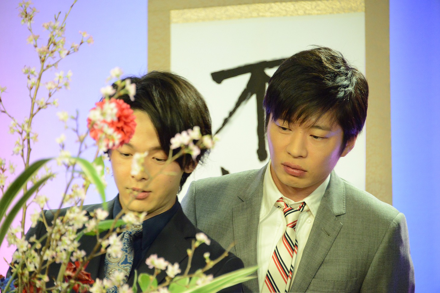 左から中村倫也、田中圭。