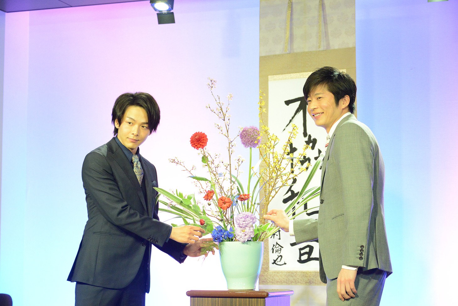 左から中村倫也、田中圭。