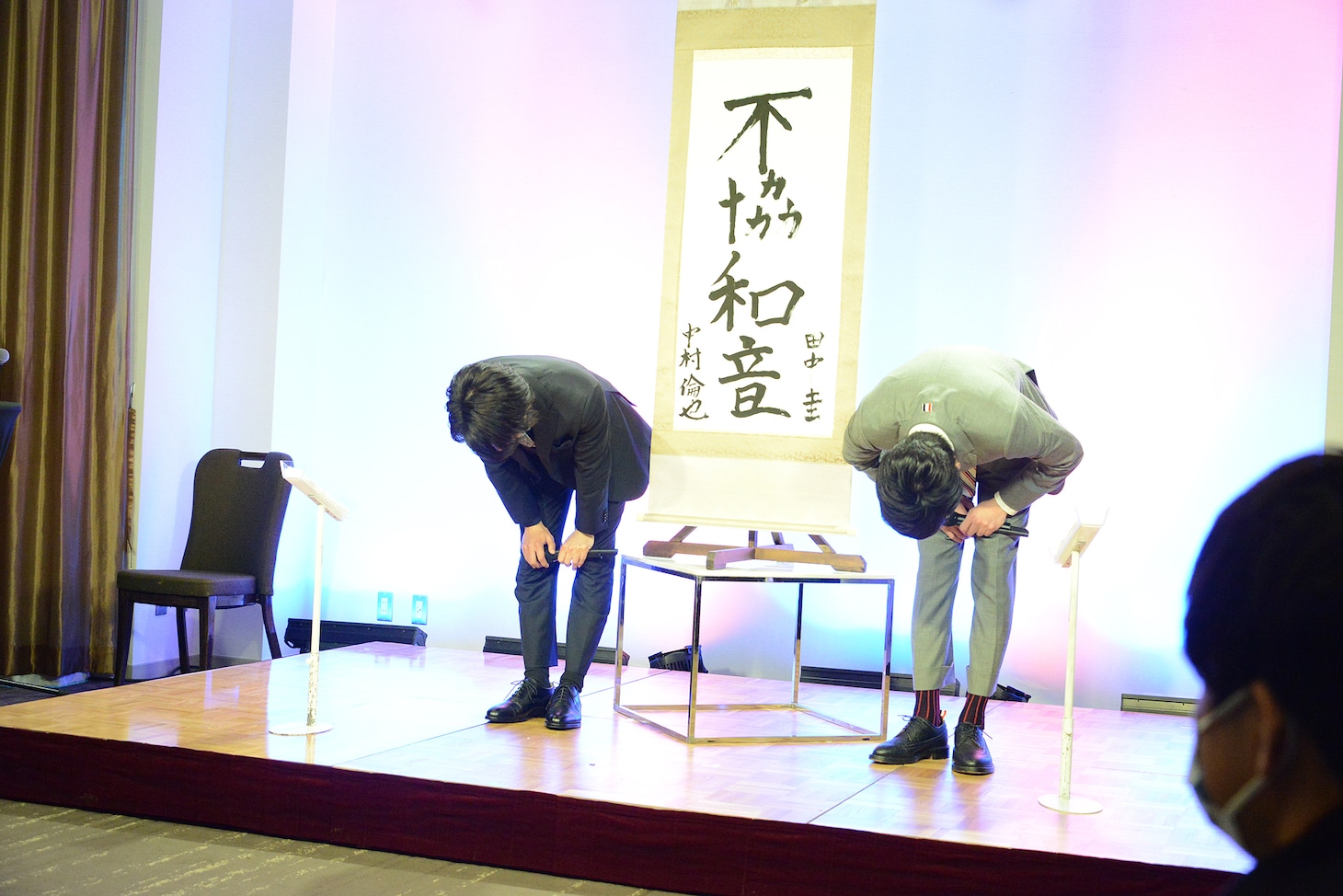 左から中村倫也、田中圭。