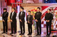 左から綾野剛、伊勢谷友介、柄本佑、岡村隆史、佐々木蔵之介、吉沢亮。
