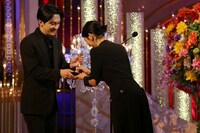 安藤サクラ（右）からブロンズを受け取る吉沢亮（左）。