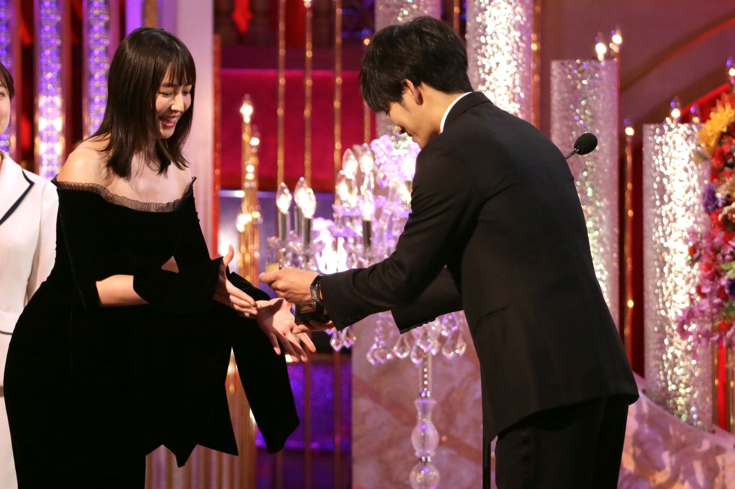 プレゼンターの松坂桃李（右）からブロンズを受け取る長澤まさみ（左）。