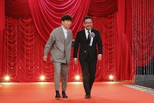 左から星野源、中村義洋。