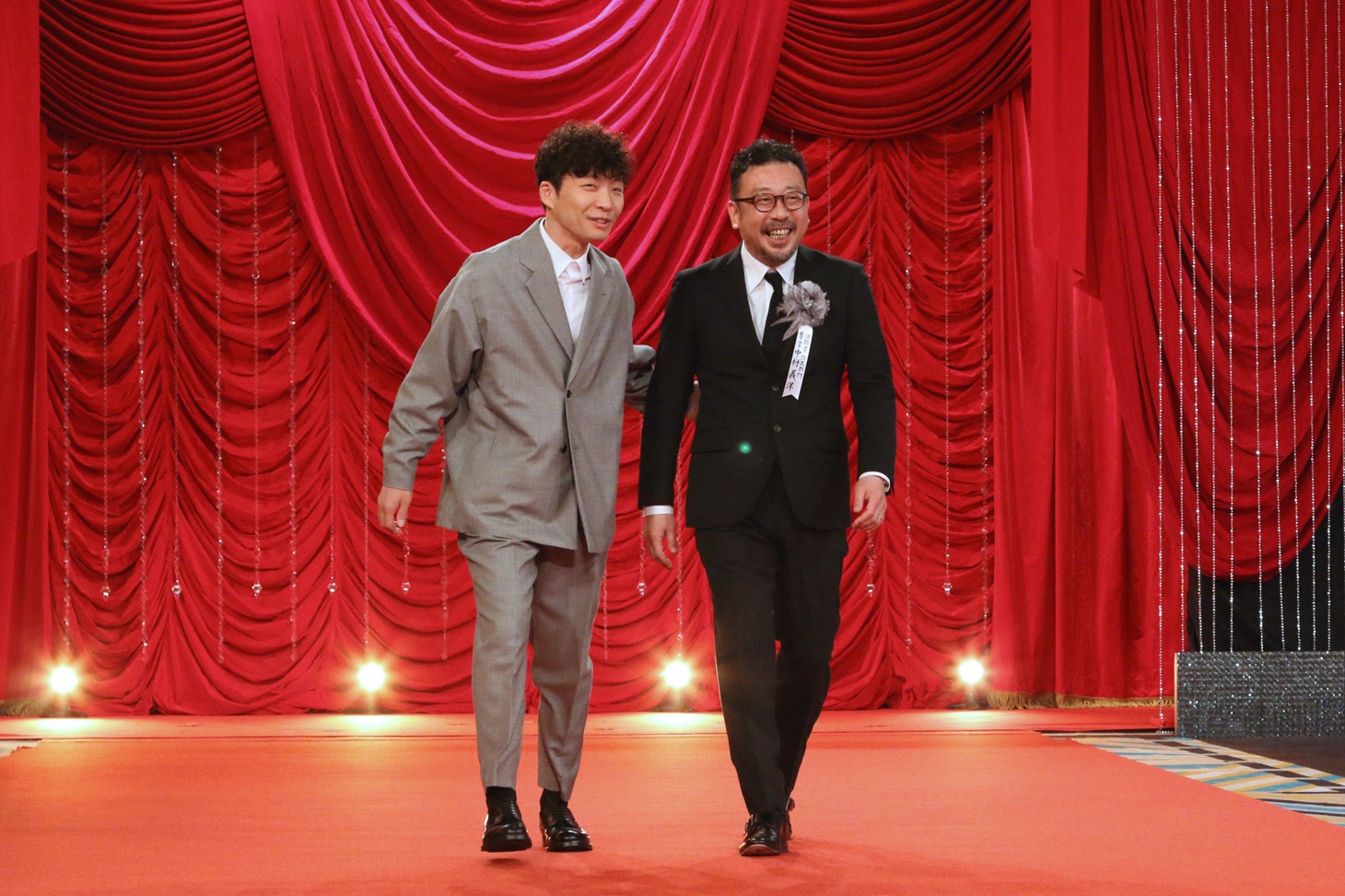 左から星野源、中村義洋。