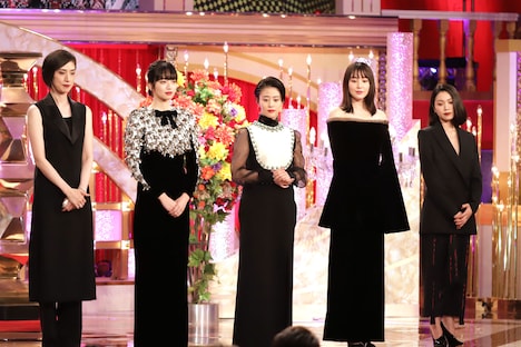 左から天海祐希、小松菜奈、高畑充希、長澤まさみ、二階堂ふみ。