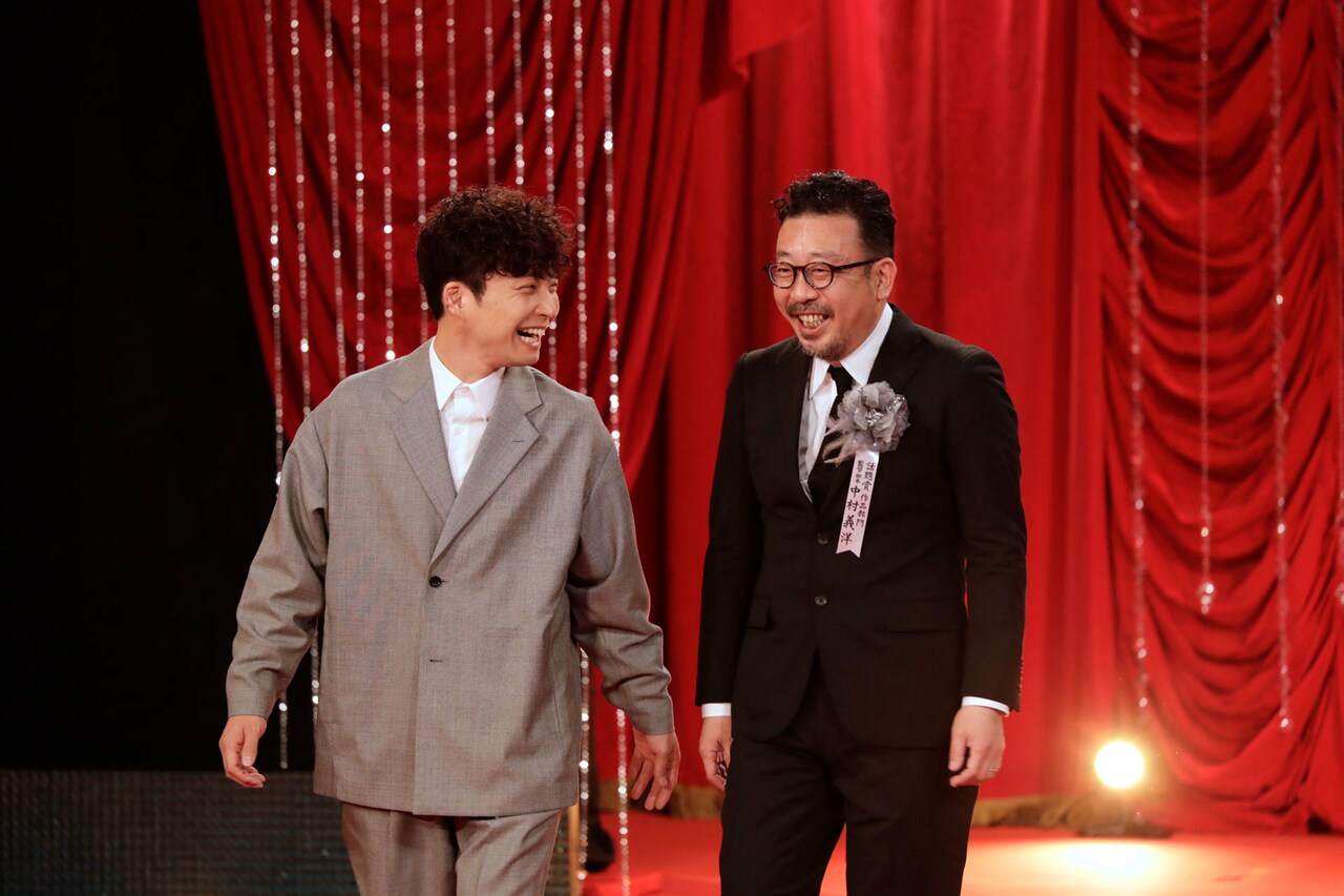 レッドカーペットを歩く星野源（左）と、「決算！忠臣蔵」の監督・中村義洋（右）。