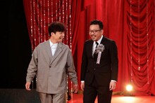 レッドカーペットを歩く星野源（左）と、「決算！忠臣蔵」の監督・中村義洋（右）。