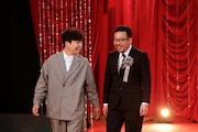レッドカーペットを歩く星野源(左)と、「決算!忠臣蔵」の監督・中村義洋(右)。
