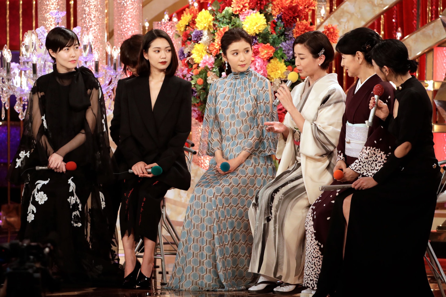 左からシム・ウンギョン、二階堂ふみ、松岡茉優、宮沢りえ、吉永小百合、司会の安藤サクラ。
