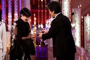 プレゼンターの役所広司(右)からブロンズを受け取るシム・ウンギョン(左)。