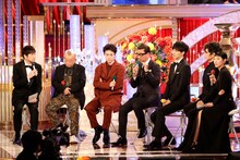 左から司会の羽鳥慎一、優秀主演男優賞を受賞した笑福亭鶴瓶、菅田将暉、中井貴一、松坂桃李、GACKT、安藤サクラ。