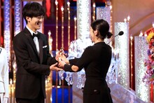 松坂桃李（左）