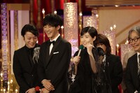 手前左から「新聞記者」キャストの松坂桃李、シム・ウンギョン。