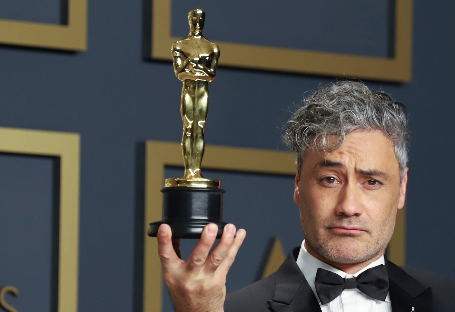 第92回アカデミー賞にて「ジョジョ・ラビット」で脚色賞を受賞したタイカ・ワイティティ。（写真提供：Faye''s Vision / Cover Images / Newscom / ゼータ イメージ）