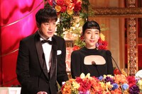 司会を務めた羽鳥慎一（左）と安藤サクラ（右）。