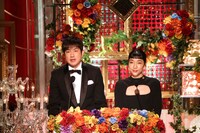 司会を務めた羽鳥慎一（左）と安藤サクラ（右）。