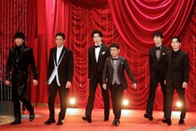 左から綾野剛、伊勢谷友介、柄本佑、岡村隆史、佐々木蔵之介、吉沢亮。